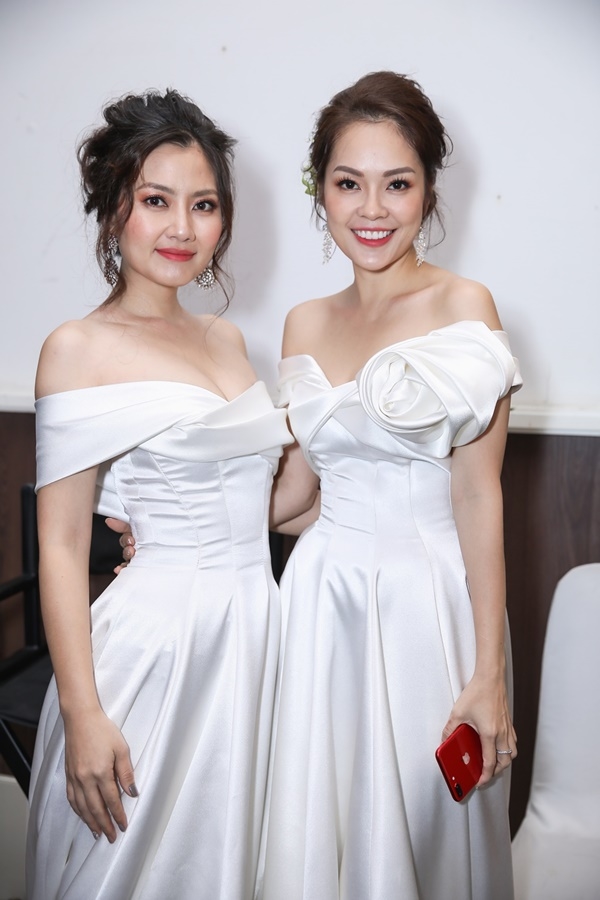 
Chiếm trọn spotlight là hai nữ diễn viên xinh đẹp Ngọc Lan và Dương Cẩm Lynh. Bộ đôi đều diện váy trắng muốt, khoe vẻ đẹp rạng rỡ của những bà mẹ một con. 