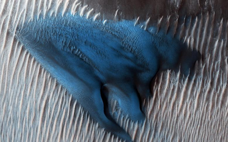 
Sao Hỏa không chỉ có những dải đất khô cằn, núi lửa đỏ lực cùng cát bụi trắng xóa mịt mờ. Bằng chứng là đụn cát được quan sát bởi tàu thăm dò sao Hỏa hiển thị trên ảnh gửi về Trái đất hồi tháng 1 năm nay đã cho thấy 'Hỏa tinh còn nhiều điều bất ngờ lắm các anh chị ơi'​