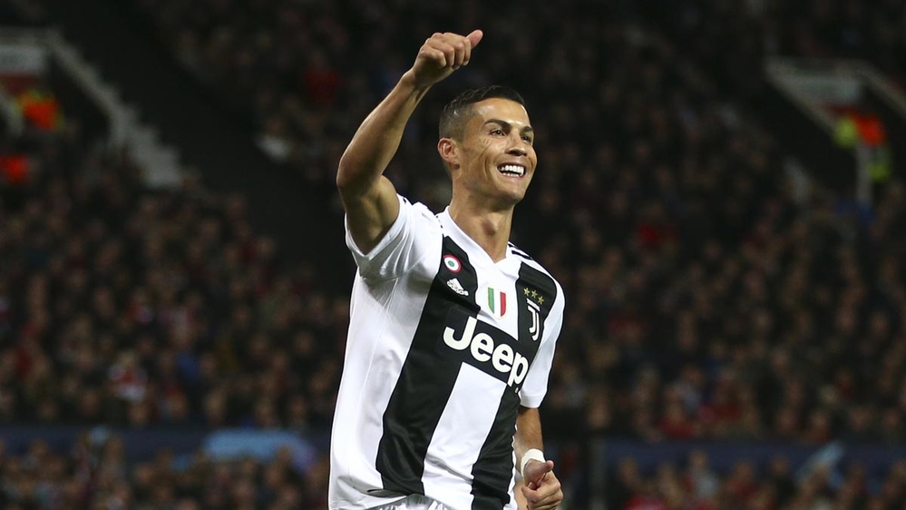
CR7 vừa trải qua một tháng 10 khá ấn tượng khi ghi bàn trong tất cả 3 trận đấu của Juventus ở tháng này. Trong đó nổi bật là cú đúp giúp Bà đầm già lội ngược dòng thắng lợi trước Empoli, qua đó giúp Juventus tiếp tục chễm chệ trên ngồi đầu BXH Serie A 2018/19 với 6 điểm cách biệt so với đội bóng xếp sau. Vừa "chân ướt chân ráo" đến Turin, Ronaldo đã cho thấy sự hòa nhập tốt với đội bóng mới cũng như môi trường thi đấu mới.