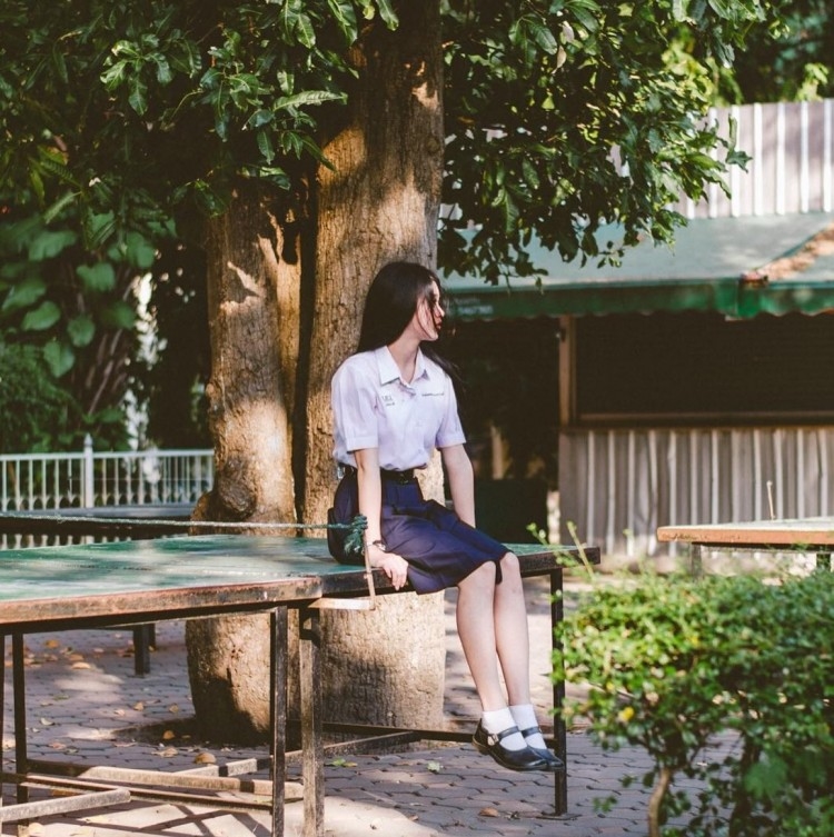
Màu sắc đồng phục của nữ sinh Thái Lan tối giản với hai màu là sơ mi trắng kết hợp chân váy tím than - Ảnh: Internet