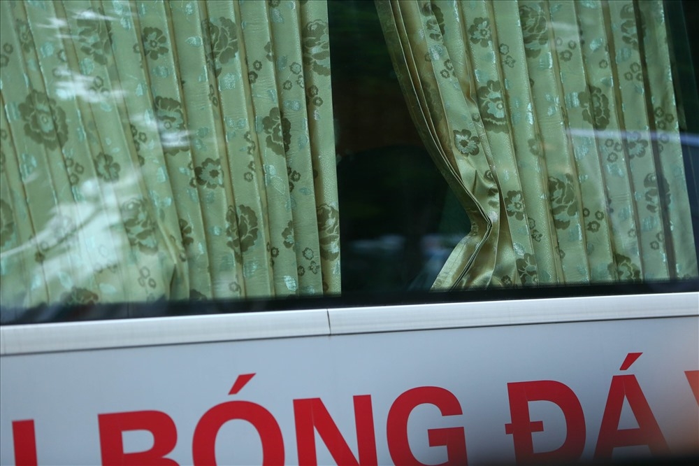 
Sau hơn 1 giờ tập luyện, ĐT Việt Nam rời sân Hàng Đẫy để trở về khách sạn nghỉ ngơi. Có rất đông phóng viên có mặt bên ngoài SVĐ này để ghi lại hình ảnh thầy trò HLV Park Hang-seo, tuy nhiên xe chở đội tuyển lại kéo rèm khá kín, không để hình ảnh của những tuyển thủ lọt vào ống kính phóng viên.