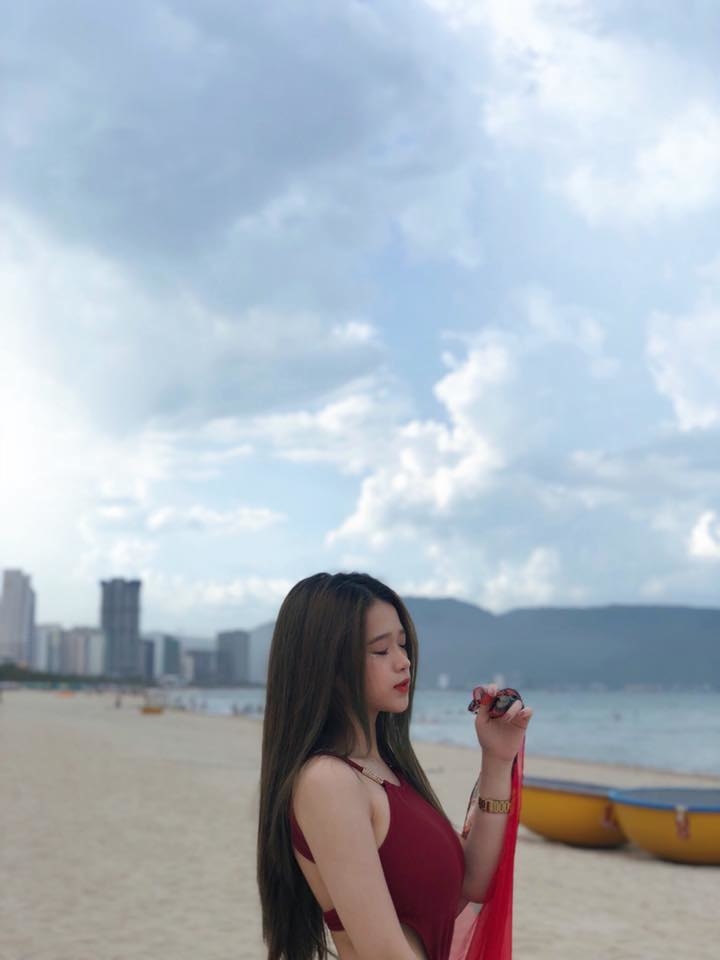 
Đánh dấu sự trưởng thành của mình, Linh Ka quyết định khoe dáng sau bộ bikini nóng bỏng. 