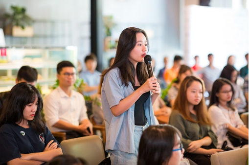 
Các bạn sinh viên đặt câu hỏi về Chương trình Quản trị viên tập sự “Go Places” của HEINEKEN Việt Nam.