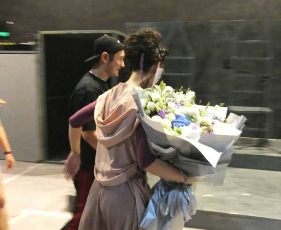 
AngelaBaby bận đóng phim, Huỳnh Hiểu Minh chẳng ngại đưa Bọt Biển Nhỏ tới thăm còn mua hoa tặng cho cô.