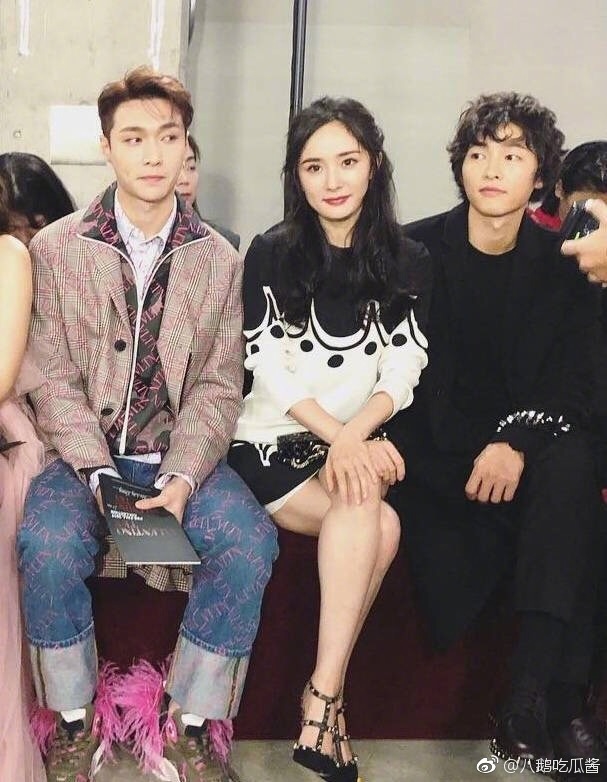 
Netizen không thể không chú ý tới đôi giày gắn lông hồng của Trương Nghệ Hưng.