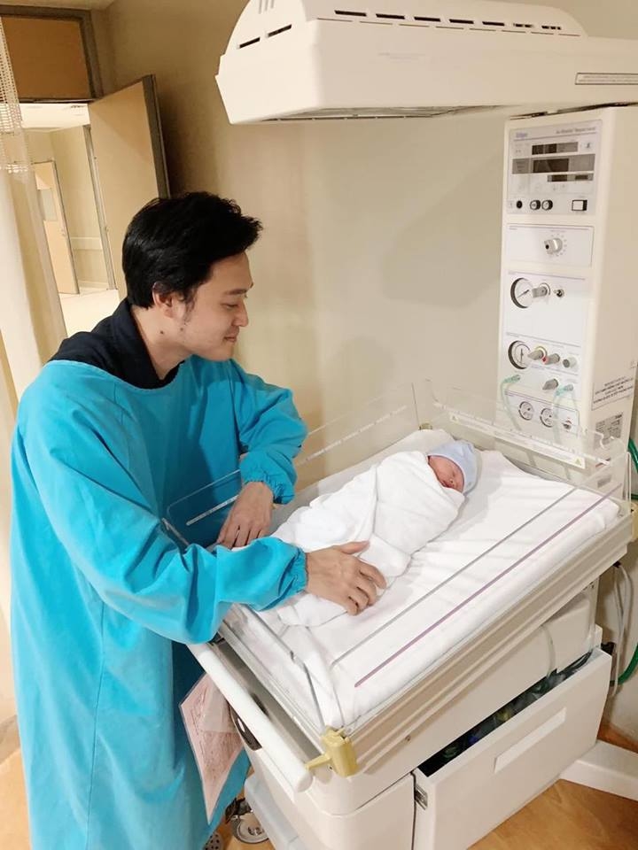
Em gái vừa sinh cháu, ca sĩ Quang Vinh cũng tức tốc có mặt hỏi thăm