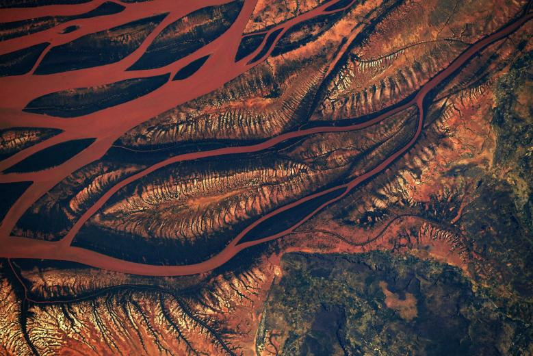
Cửa sông Betsiboka ở Madagascar chụp từ trạm quan sát ISS. Bạn sẽ không hiểu gì về hiện tượng những nhánh rẽ túa ra hiện rõ nét khô cằn này nếu không biết rằng chính nạn phá rừng và xâm nhập mặn đã khiến đất xói mòn, tạo nên hình ảnh nhức nhối trên.​
