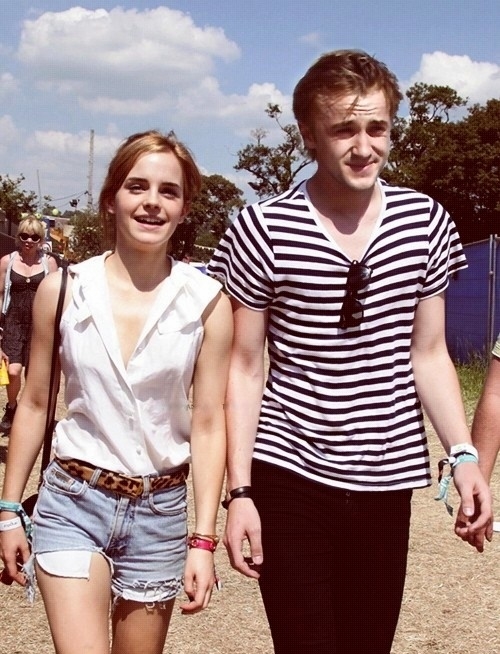 Bị xem là “em gái mưa”, Emma Watson vẫn cười tít mắt khi được hẹn hò cùng 