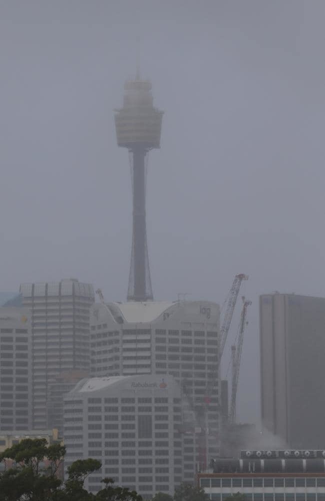 
Tháp Sydney bị che phủ bởi cơn mưa lớn