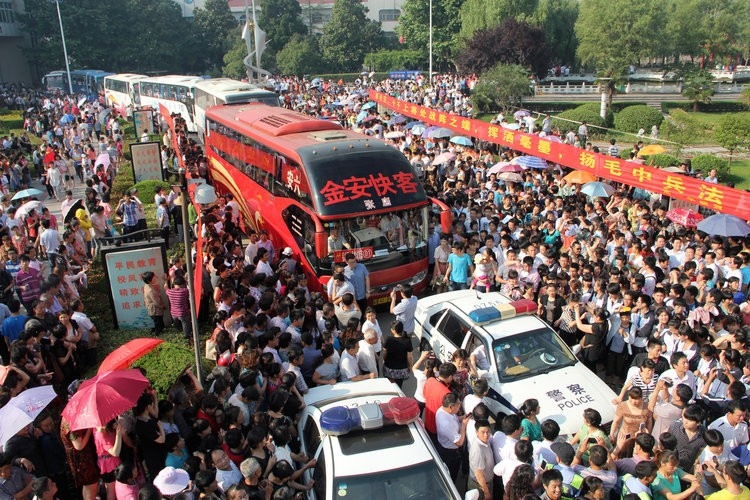 
Gần 10 triệu thí sinh dự thi nên những ngày diễn ra kỳ Gaokao là những ngày đông đúc, chật chội ở đường phố - Ảnh: Internet