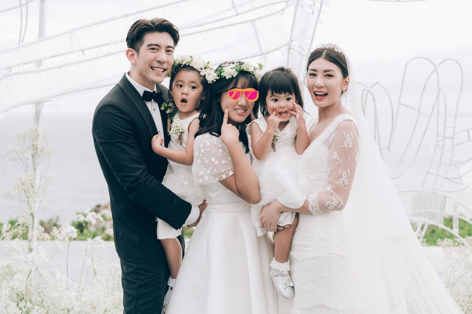 
Giả Tịnh Văn và người chồng kém cô 9 tuổi Tu Kiệt Khải hạnh phúc trong đám cưới.