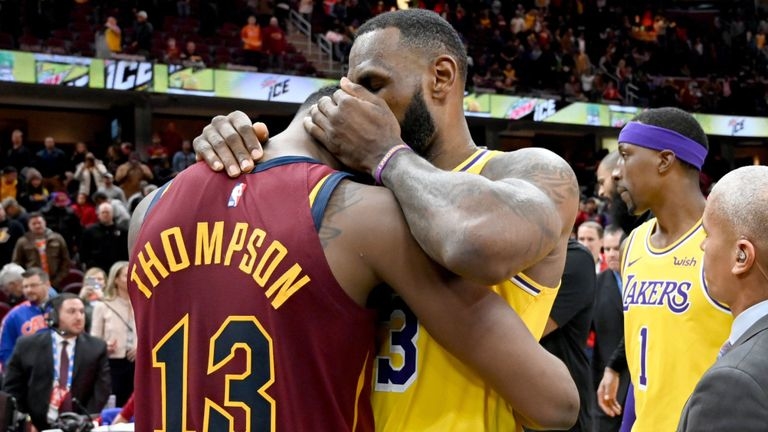 
Cái ôm thắm thiết của James với người đồng đội cũ Thompson khi trở lại Cleveland Cavaliers.