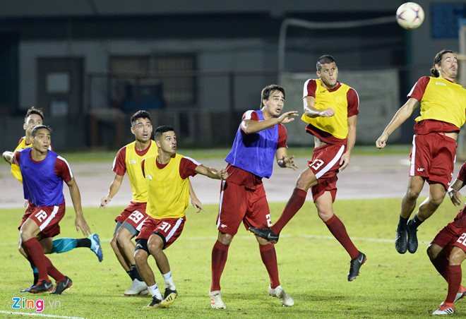 
Đội tuyển Philippines tích cực tập các bài tấn công bóng bổng.
