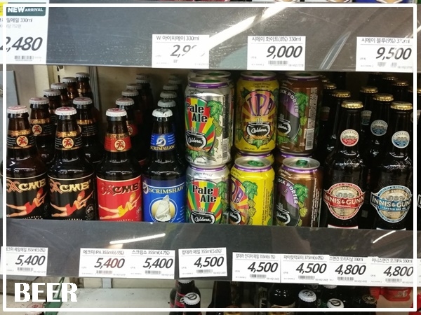 
Các cửa hàng thường bán những loại bia nhập khẩu và soju với giá dưới 2000 won (tầm hơn 40.000 VND), rẻ hơn gần một nửa so với các quán xá ăn uống khác