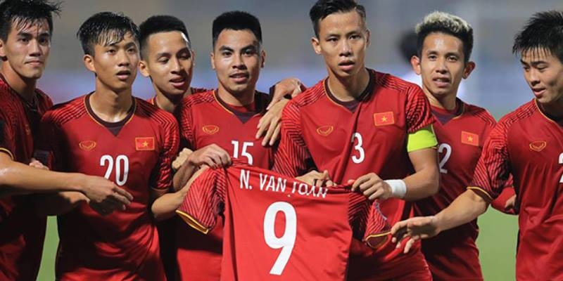 
Các cầu thủ Việt Nam động viên tinh thần của Văn Toàn.