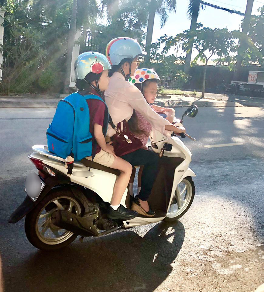 Hồng Nhung lái xe máy đưa con đi học, tiếp thêm sức mạnh để 2 bé vượt qua dư chấn tâm lý - Tin sao Viet - Tin tuc sao Viet - Scandal sao Viet - Tin tuc cua Sao - Tin cua Sao