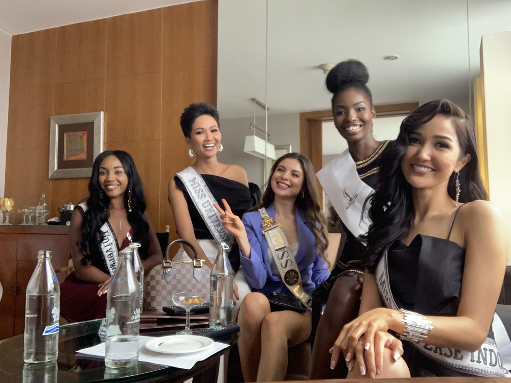 Hoa hậu H'Hen Niê đọ dáng cùng dàn thí sinh Miss Universe trong ngày đầu tại Thái Lan - Tin sao Viet - Tin tuc sao Viet - Scandal sao Viet - Tin tuc cua Sao - Tin cua Sao