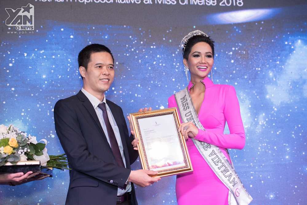 
Hoa hậu H'Hen Niê chính thức nhận giấy phép tham dự Miss Universe 2018. - Tin sao Viet - Tin tuc sao Viet - Scandal sao Viet - Tin tuc cua Sao - Tin cua Sao