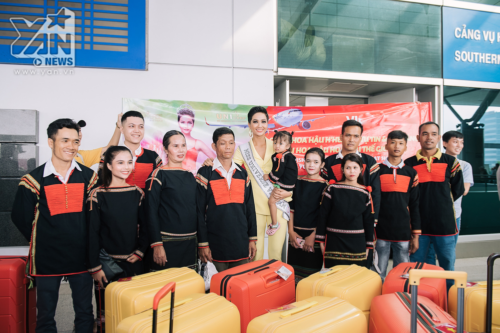 Hoa hậu H'Hen Niê mang theo 12 hành lý chính thức lên đường dự thi Miss Universe 2018 - Tin sao Viet - Tin tuc sao Viet - Scandal sao Viet - Tin tuc cua Sao - Tin cua Sao