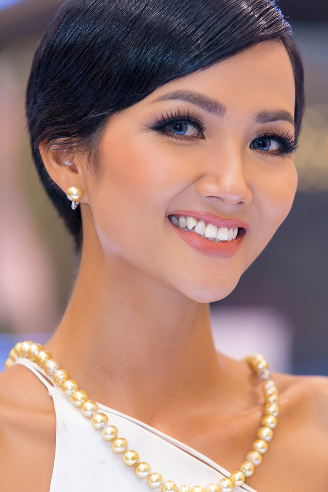 
Với cuộc thi lớn như Miss Universe 2018, hàm răng khấp khểnh chính là bất lợi lớn nhất của người đẹp so với dàn người đẹp khác. Hiểu được điều này, Hoa hậu đã quyết định thay đổi nhan sắc bằng cách niềng răng. 