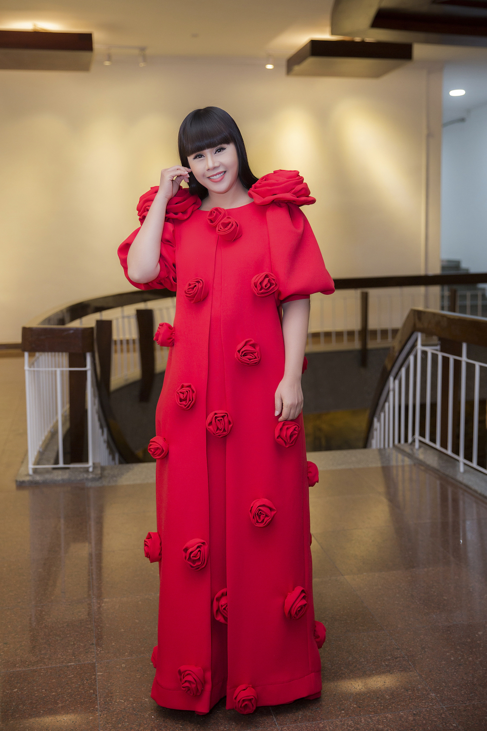 
 Bộ váy này cũng giúp Hằng Nguyễn tôn chiều cao và trở nên vô cùng nổi bật với hoạ tiết đính kết nổi. 