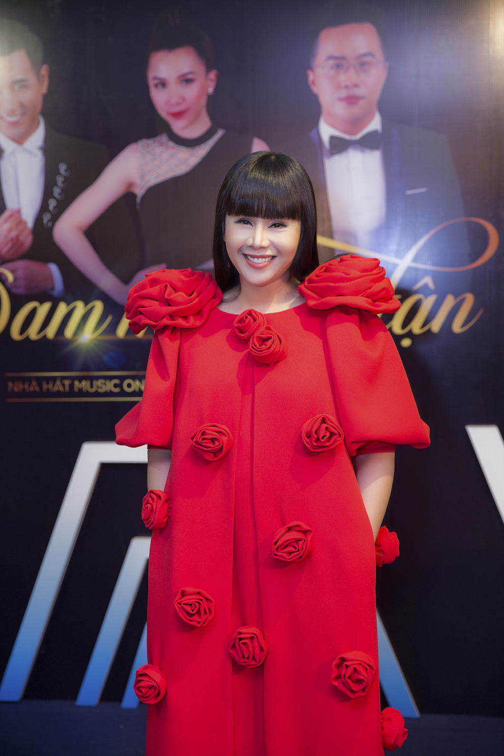 Hoa hậu Hằng Nguyễn tự thiết kế đầm lộng lẫy, lăng xê mốt đính hoa