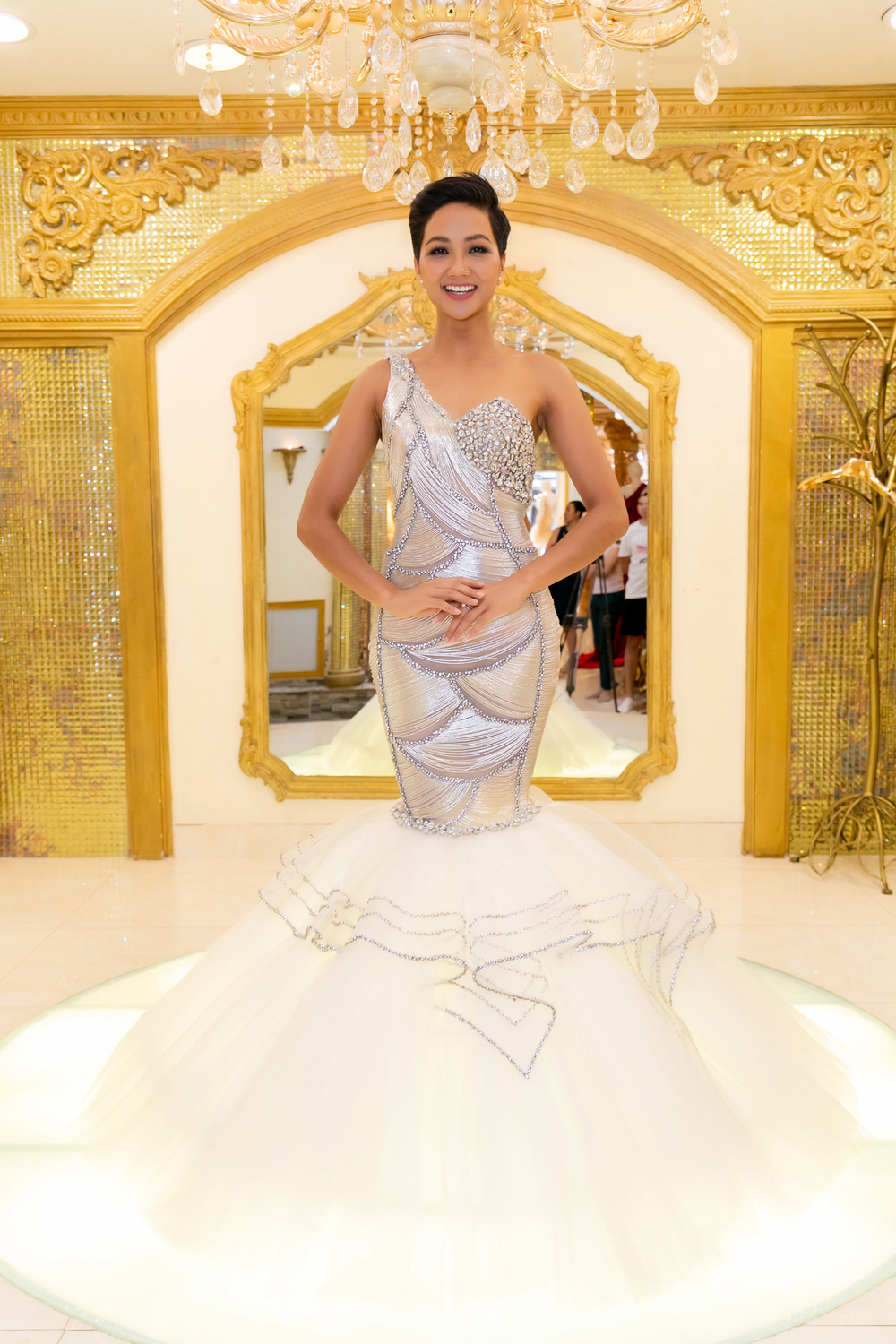 Hoa hậu H'Hen Niê tất bật thử trang phục trước thềm lên đường dự thi Miss Univese 2018