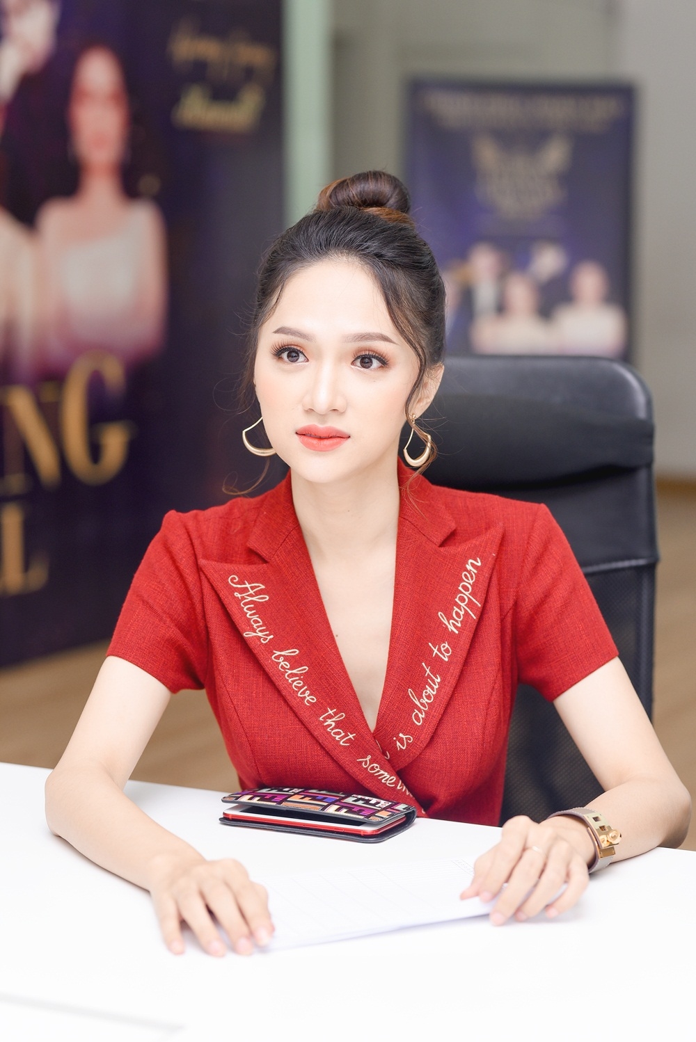 
Hương Giang là một trong những giám khảo chính của cuộc thi The Tiffany Vietnam 2018 cùng với Gil Lê và NTK Đỗ Long. Người đẹp đã lựa chọn bộ váy sắc đỏ nổi bật để thu hút sự quan tâm của thí sinh. 