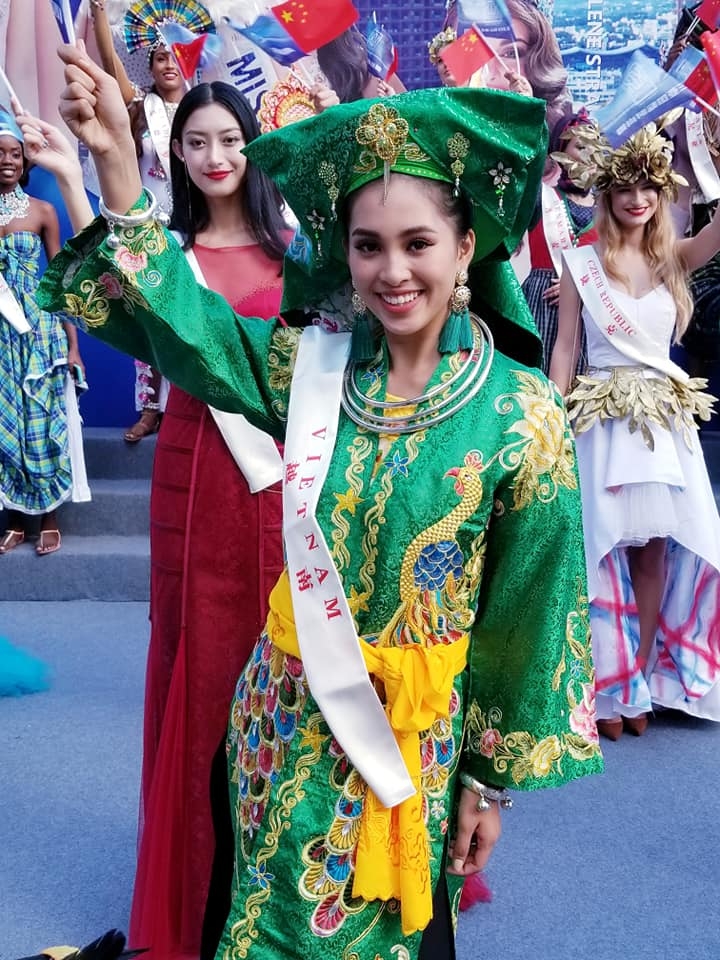 Cùng một khung hình, Hoa hậu Trần Tiểu Vy khoe eo thon “chặt đẹp” các ứng viên - Tin sao Viet - Tin tuc sao Viet - Scandal sao Viet - Tin tuc cua Sao - Tin cua Sao