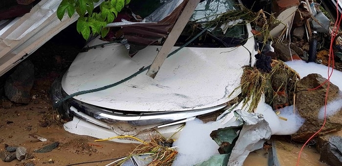 
Một ôtô đậu trong nhà ở Nha Trang bị vùi lấp trong trận sạt lở sáng 18/11.