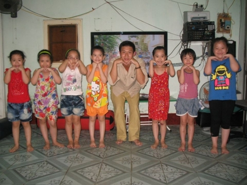 
Trần Hùng thăm một lớp học ở Thanh Hoá hồi năm 2012 trong chuyến xuyên Việt. Ảnh: NVCC