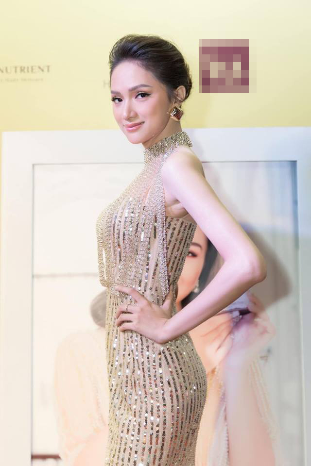 
Chi tiết sequin lấp lánh được đính kết tỉ mỉ càng làm tôn lên vẻ đẹp tựa nữ thần của Hoa hậu Hương Giang. 