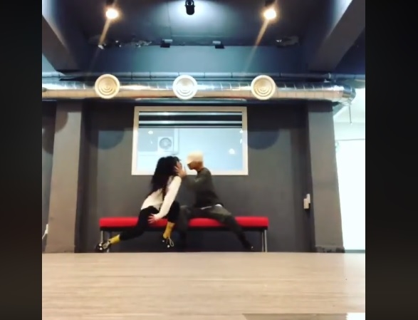 
HyunA chia sẻ đoạn clip tập nhảy sexy cùng bạn trai E'Dawn.