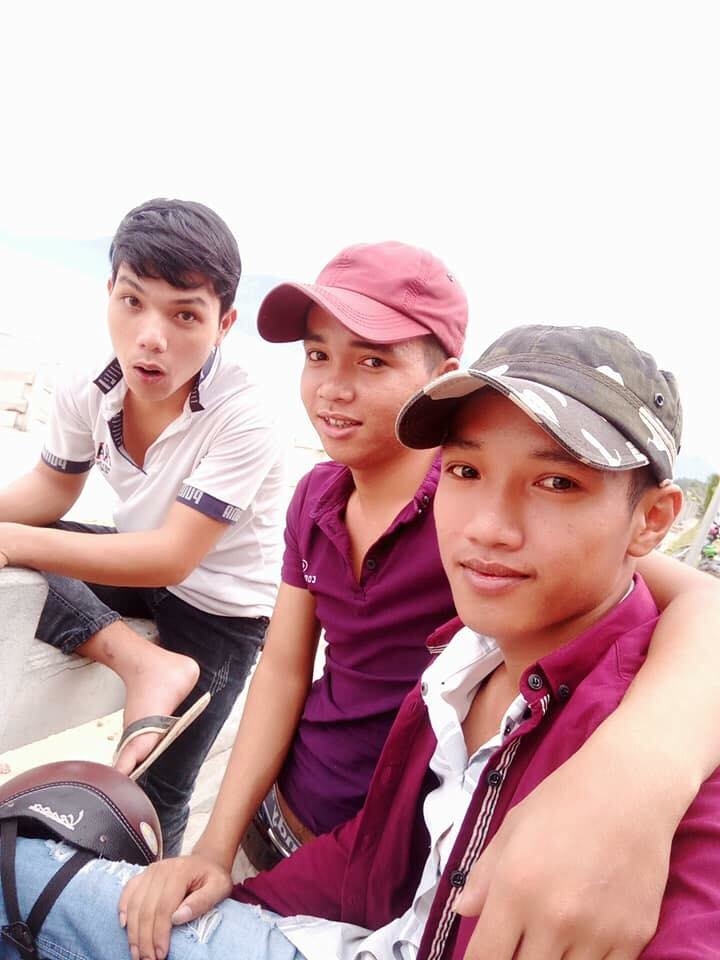 
Anh Bồng (ngoài cùng bên trái) cùng bạn bè- Ảnh: FBNV