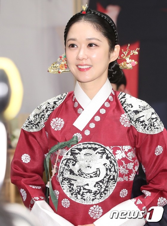 Jang Nara khoe nhan sắc rực rỡ tuổi 37 ở họp báo The Last Empress, trẻ hơn cả đàn em kém 10 tuổi!