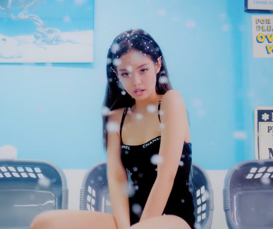 
Jennie Kim trong MV Solo đầu tay.