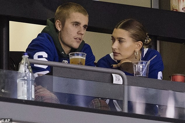 
Nhạc của Selena bất ngờ vang lên khi hai vợ chồng Justin đang xem thi đấu thể thao