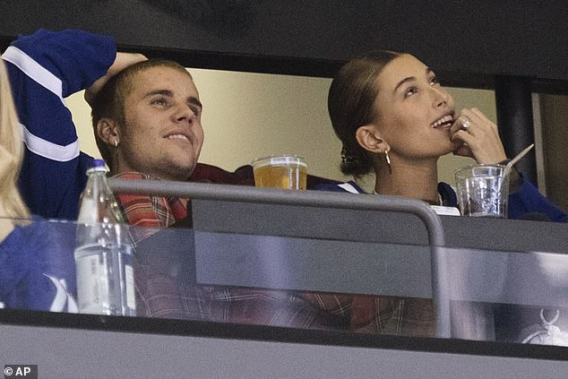 Góc trớ trêu: Justin Bieber dắt vợ mới cưới đi xem bóng nhưng DJ toàn phát nhạc... Selena Gomez
