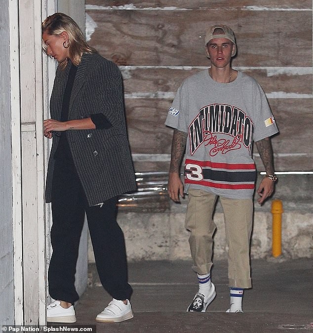 Sau khi cắt tóc, Justin Bieber xuất hiện cực điển trai bên Hailey Baldwin đi chơi Halloween