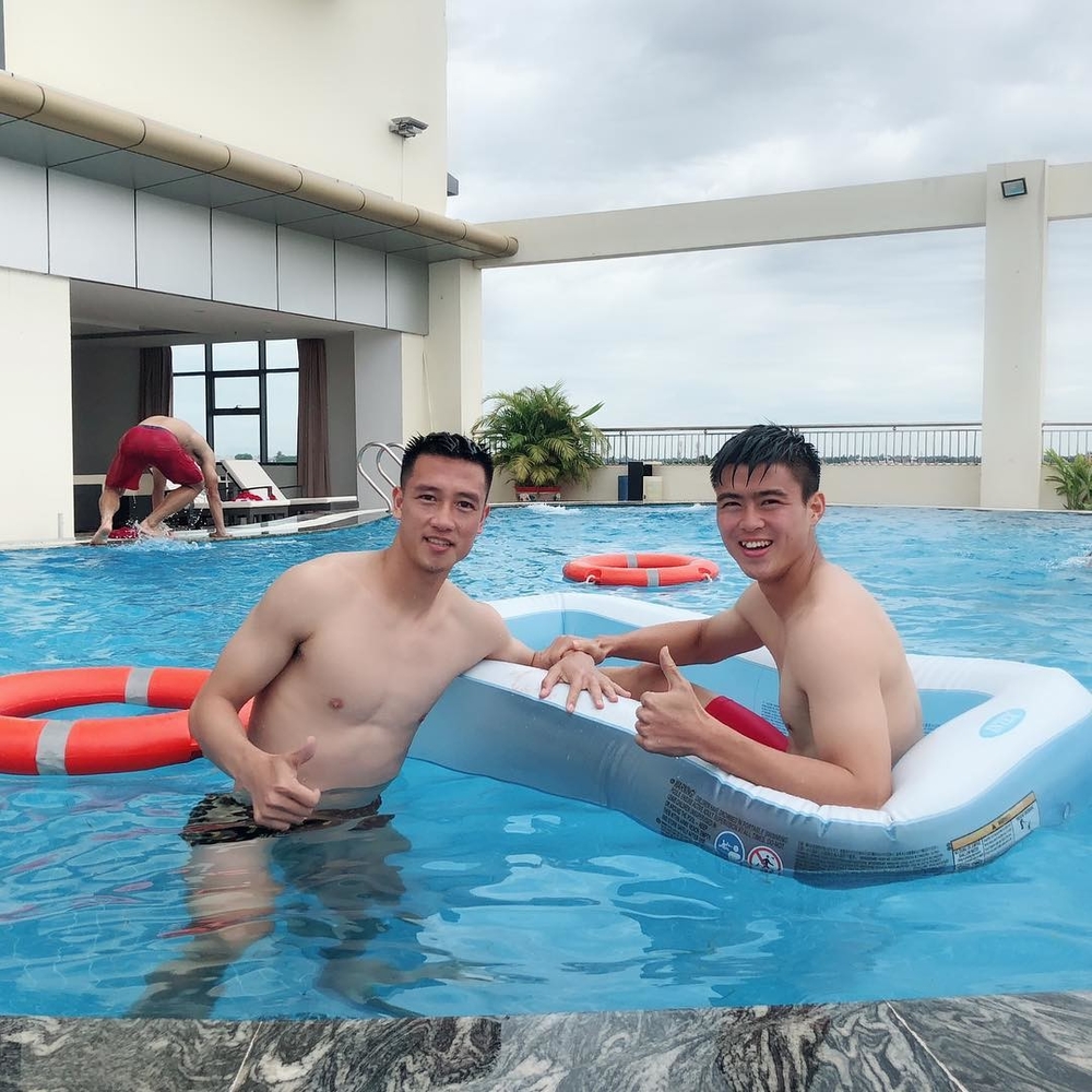 
Huy Hùng và Duy Mạnh thư giãn tại bể bơi của khách sạn.