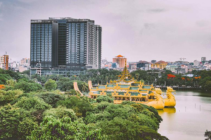 
Một trong những ưu điểm khiến LĐBĐ Việt Nam chọn khách sạn này làm nơi lưu trú cho đội tuyển vì vị trí vô cùng đẹp của nó. Nơi này chỉ cách trung tâm 2,6 km, cách chùa Vàng 4 km, nằm sát cạnh hồ Kandawgyi thơ mộng. Khoảng cách di chuyển từ khách sạn Wyndham Grand Yangon đến SVĐ Thuwanna - địa điểm thi đấu chính thức vào ngày 20/11 chỉ là 5 km.