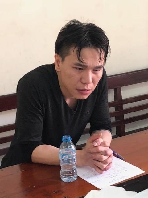 
Bị can Nguyễn Việt Cường được đưa về cơ quan công an hôm 5/3 sau khi nhét tỏi vào miệng khiến cô gái 20 tuổi tử vong.