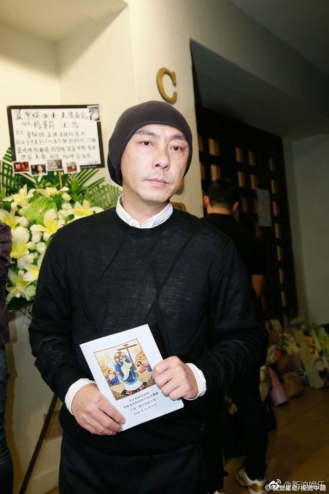 
Trương Vệ Kiện có mặt từ rất sớm tại nhà thờ để nhìn ngắm Lam Khiết Anh lần cuối. 
