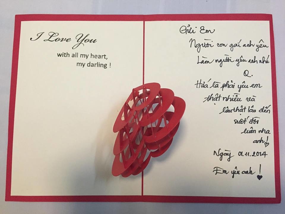 Thư tỏ tình: Cùng làm mới ngày Valentine đến bằng cách viết thư tình đầy ngọt ngào. Với một món quà nhỏ nhắn nhưng đầy ý nghĩa, bạn sẽ gửi lời yêu đến người ấy một cách trọn vẹn hơn bao giờ hết.