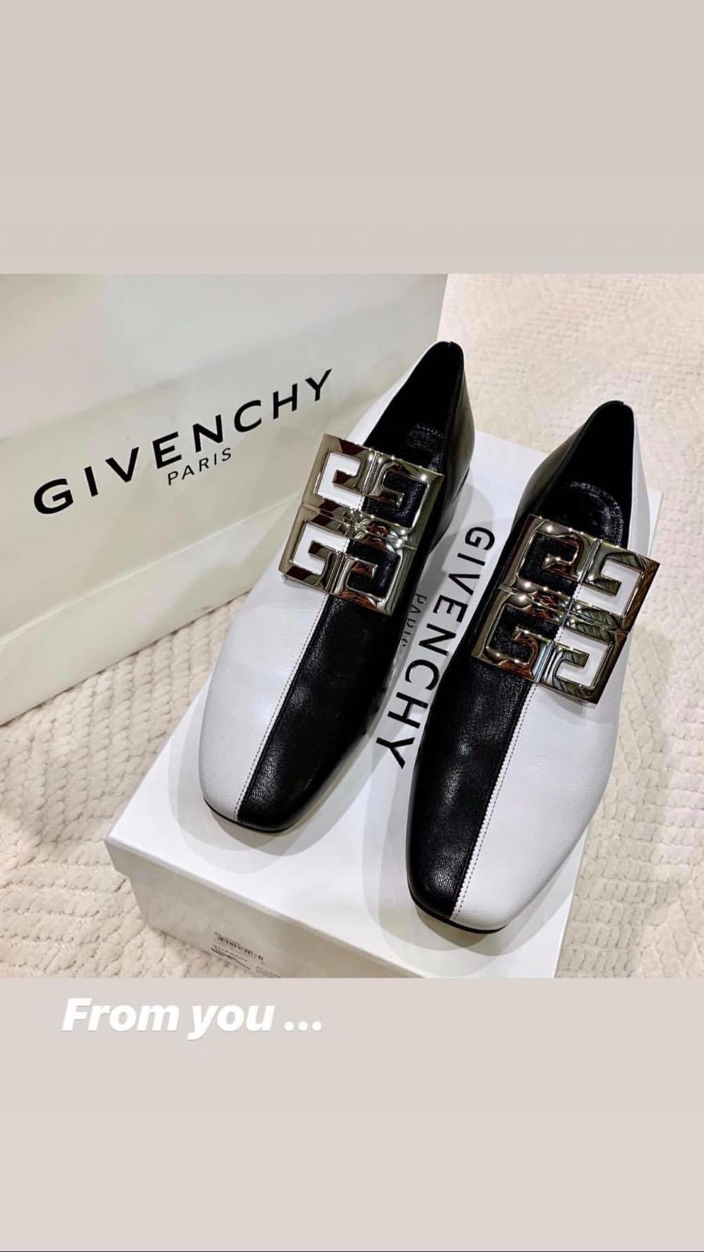  
Giày Givenchy gần 21 triệu đồng.