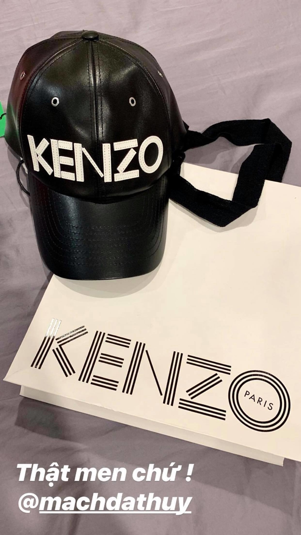  
Chiếc mũ đen Kenzo này có giá hơn khoảng hơn 4 triệu đồng.