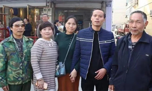 
Anh Zhu (thứ 2 từ trái sang) được đoàn tụ với gia đình sau 8 năm xa cách