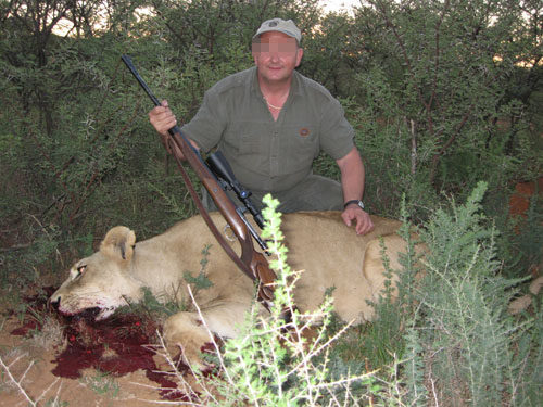 Những bức ảnh chụp với sư tử: Câu chuyện đẫm máu và độc ác ít người biết ẩn đằng sau