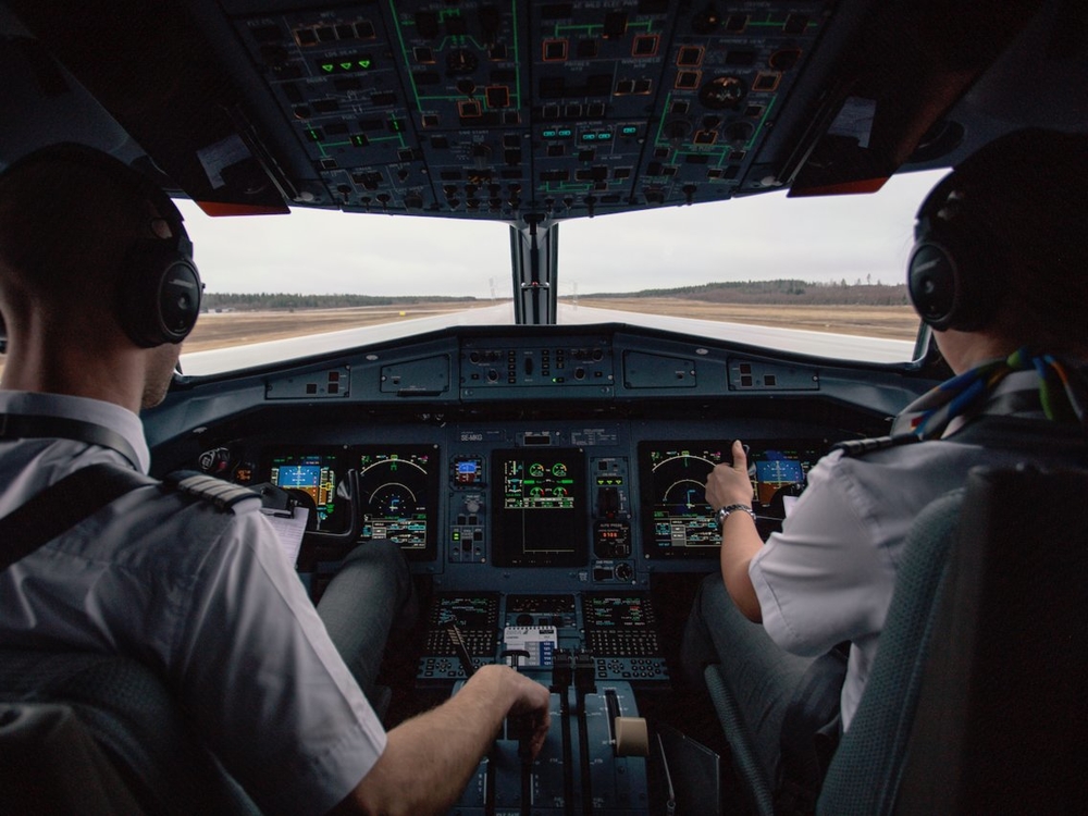 
Theo chia sẻ của một số phi công, những tín hiệu di động có thể gây nhiễu loạn hệ thống âm thanh trên máy bay, khiến sóng radio bị chặn lại 1-2 giây, gây khó khăn trong việc tương tác và kết nối giữa phi công với trung tâm điều khiển. 