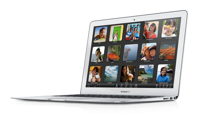 
Chiếc Macbook Air đầu tiên được giới thiệu năm 2008 gây sốt trên toàn thế giới.